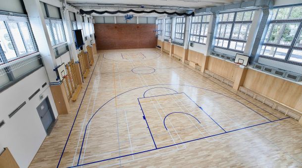 Sportovní hala je využívána k výuce gymnastiky, basketbalu, volejbalu a badmintonu. Hala se sportovní dřevěnou podlahou na pružném roštu. Osvětlení dle příslušné normy ČSN (rovnoměrné prosvětlení celého sportovního prostoru), ozvučení (plošné ozvučení přes mikrofon). Vyznačená hřiště: basketbal 1x, volejbal 2x (centrální kurt 1x), badminton 4x.